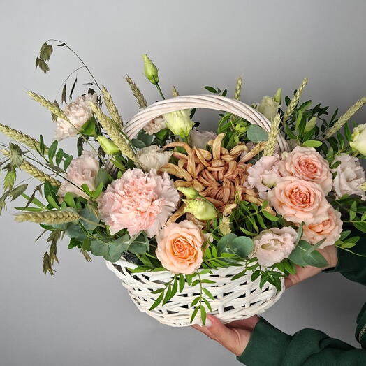 Корзина из хризантемы,роз и гвоздики