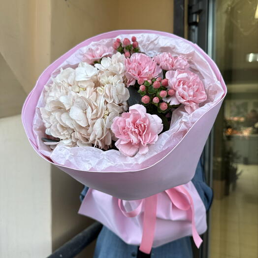 Ягодный букет 🍓 "Нежный шёпот" в составе гортензия, гиперикум PINK, диантусы