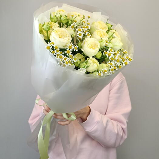 Кустовые розы с танацетумом