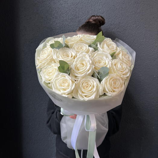 Букет из роз и эвкалипта «Белый лебедь»