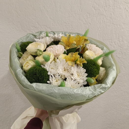 Жёлто-зелёный букет с кустовыми розами