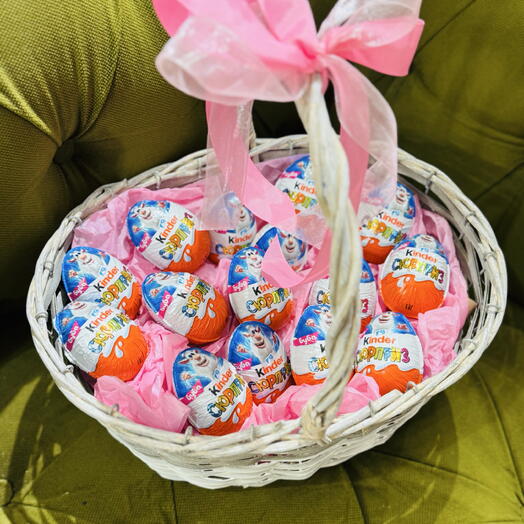 Корзинка из 15 «Kinder сюрприз
