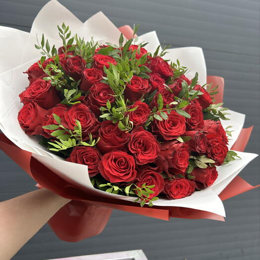 Букет из красных кенийских роз и фисташки