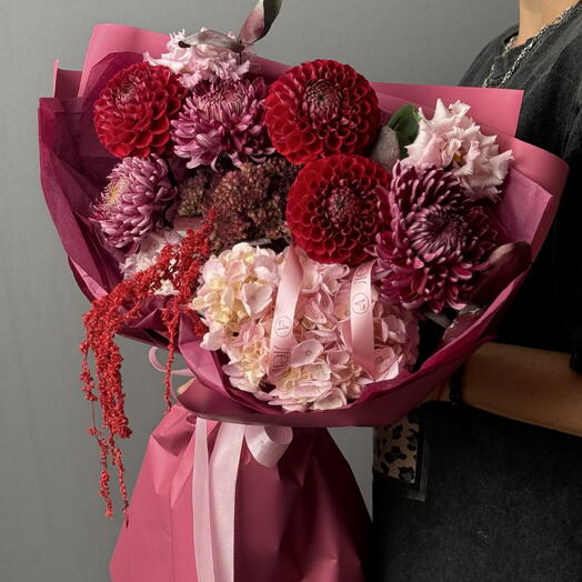 Букет с хризантемой Бигуди ,георгина эустомой и гортензией