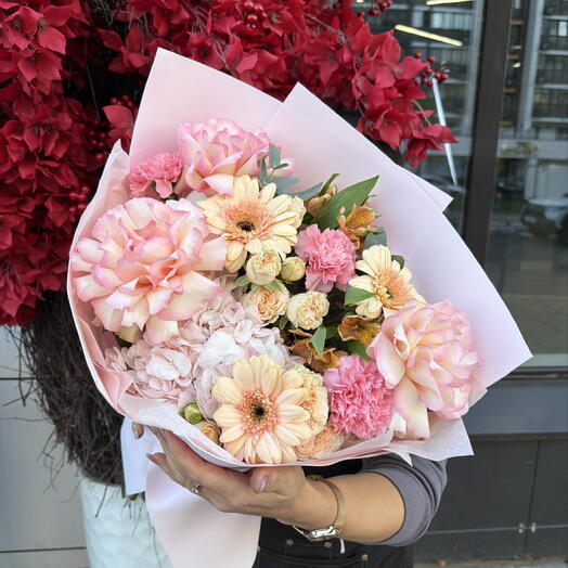Нежный букет с герберой и ажурной розой, гортензией, альстромерией 🌸