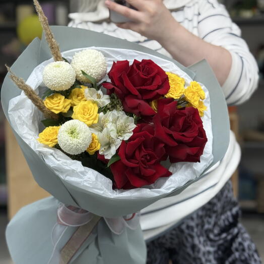 Букет с красными французскими розами и желтыми кустовыми розами