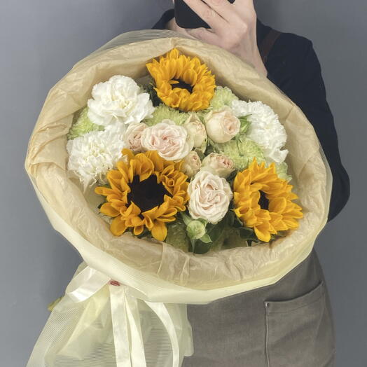 Букет яркий 💛 подсолнухи 🌻🌻🌻 кремовая пионовидная Роза 🌸 белоснежный диантус 🤍