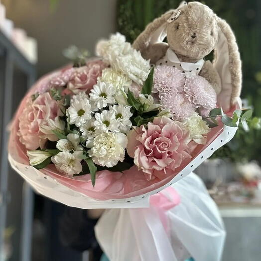 Милый букет с зайкой, французскими розами , эустомой и альстромерией🌸