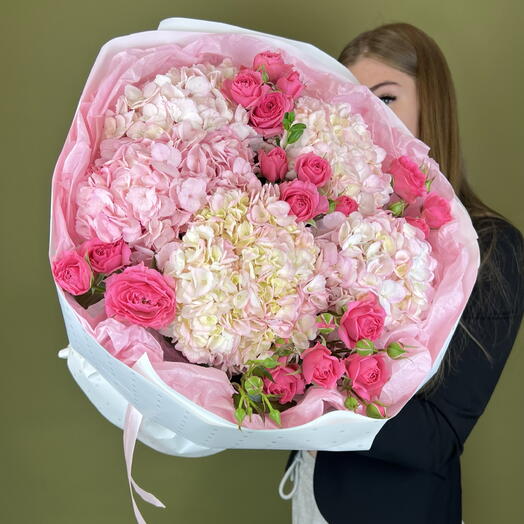 Милый букет с розовой гортензией и кустовой розой «Мелоди» 🩷🌸🩷