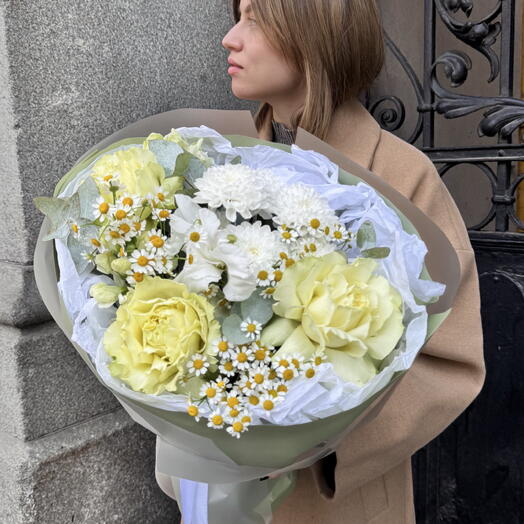 Авторский букет «Лаймовый микс» с французскими розами, ромашками и эвкалиптом в зеленой гамме