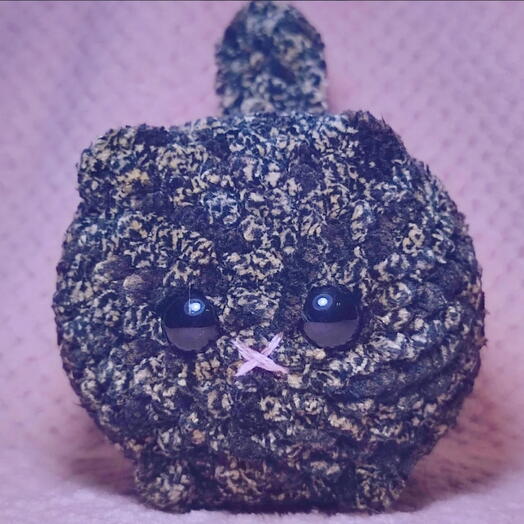 Вязаная игрушка трехцветный котик, кот "черепашка"