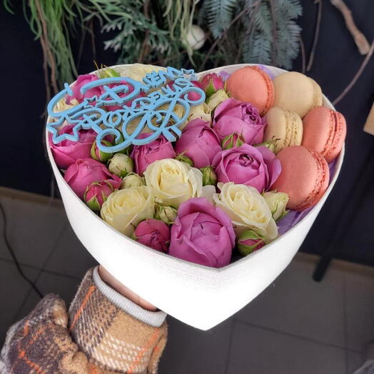 Цветы в коробке с макарунс и розой