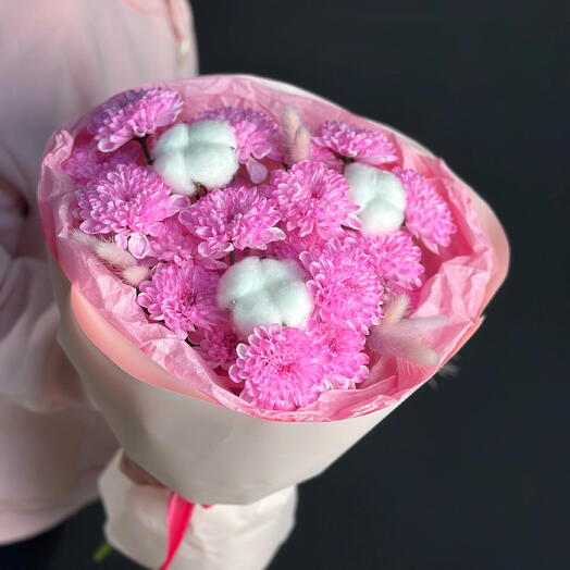 Букет из розовых хризантем, хлопка и лагуруса