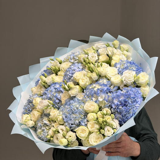 Букет из кустовых роз и гортензии
