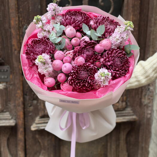 Mix of chrysanthemums, roses and matthiola