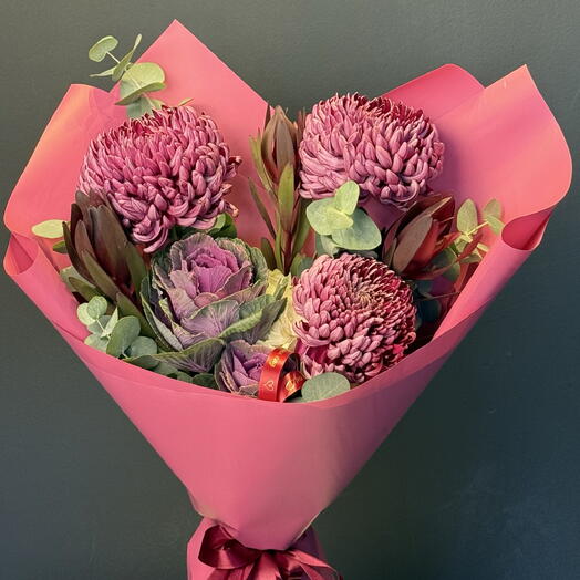Букет с хризантемами бигуди, Леукодендроном,брассикой 🌸