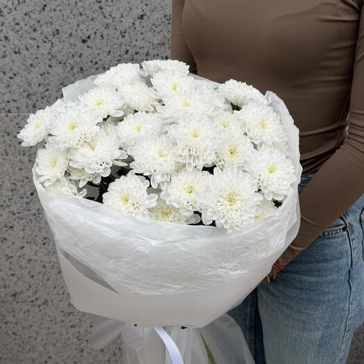 Нежный букет из белоснежных кустовых хризантем