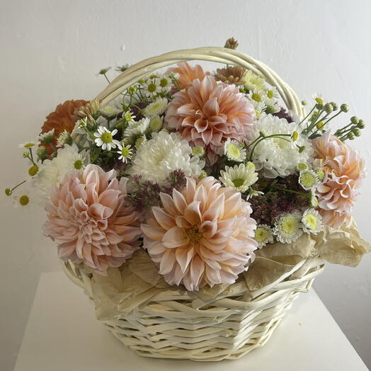 Корзинка из георгинов и и ромашек