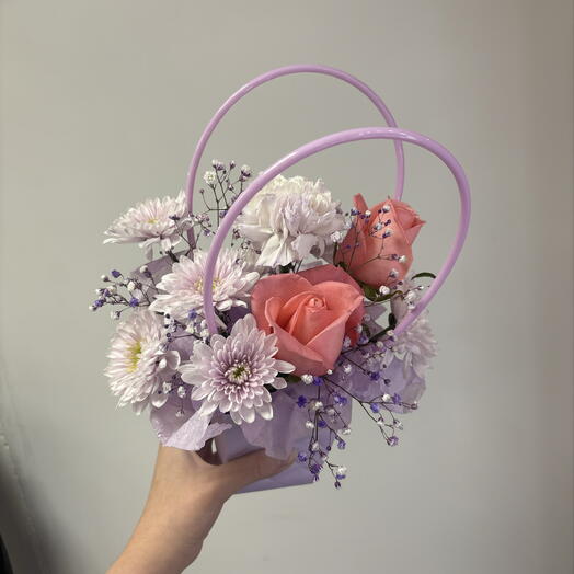 Композиция из гипсофилы и розы