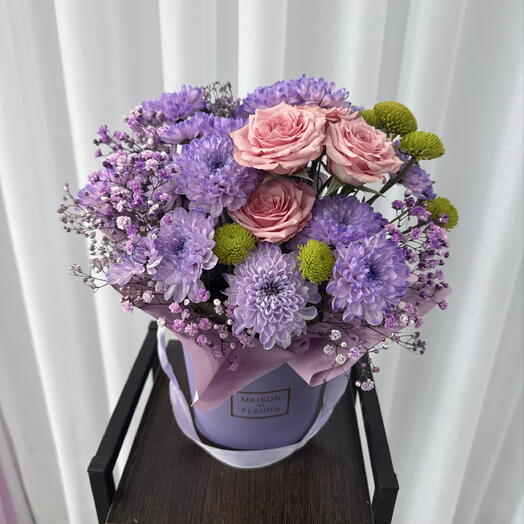 «Сиреневые хризантемы, розовые розы и зелёные шарики в кашпо» 💜🌸