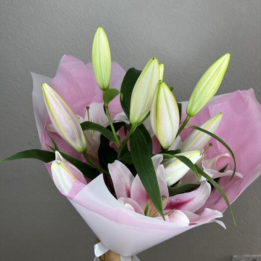 Лилии в розовом оформлении🌸