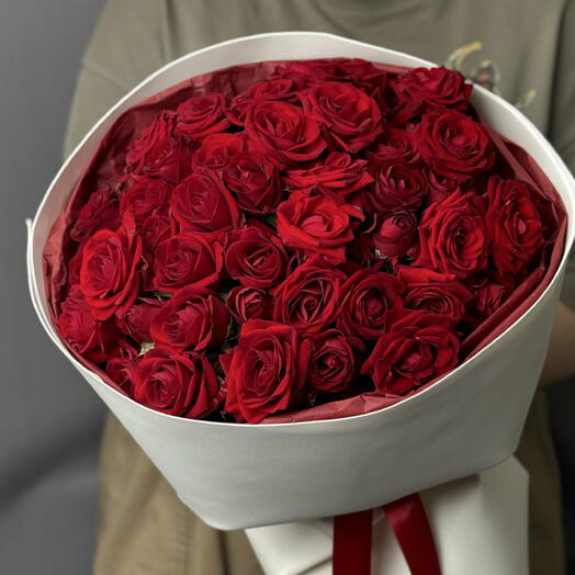 Дофаминовый букет красные кустовые розы 🌹