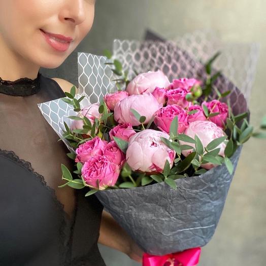 Розовые пионы и пионовидная роза