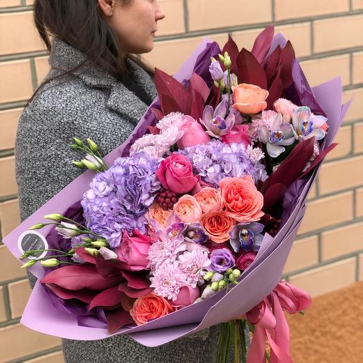 The bouquet is luxurious and bright