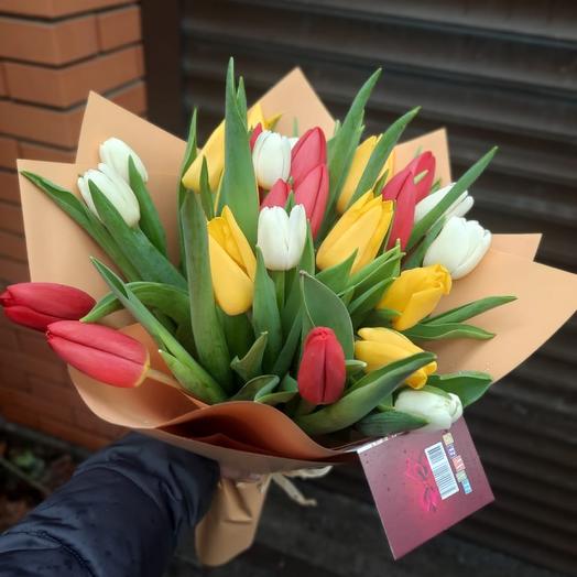 Букет разноцветных тюльпанов