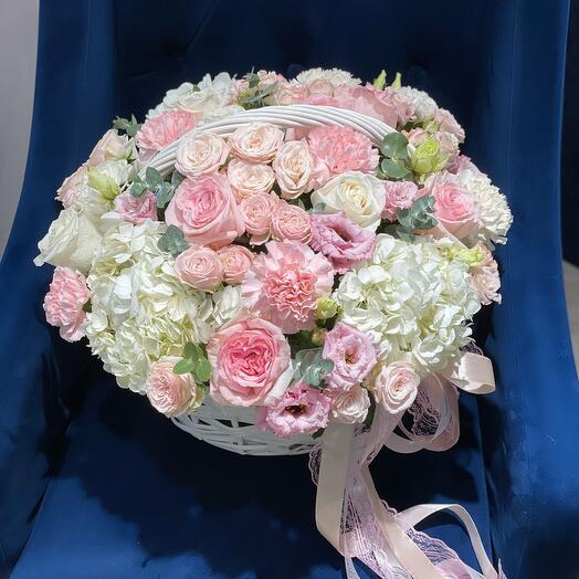 Cesta de hortensias, rosas de peonía y eustoma