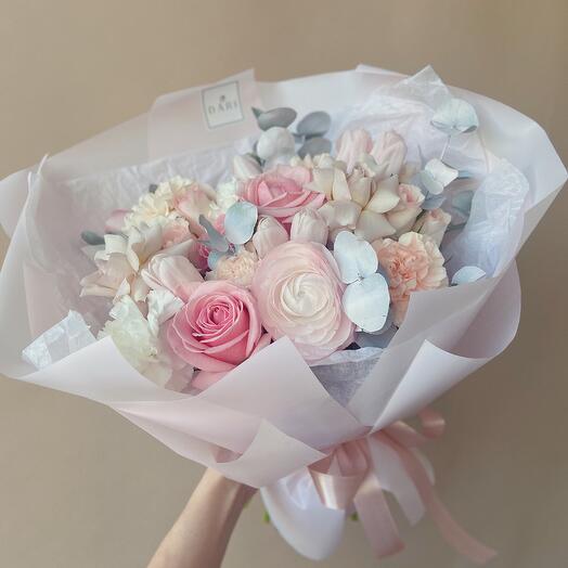 Bouquet in delicate shades with ranunculus