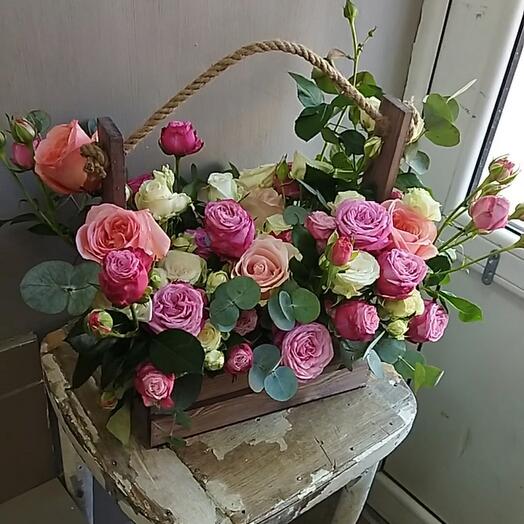 Цветы в коробке " Ящик с кустовой розой"