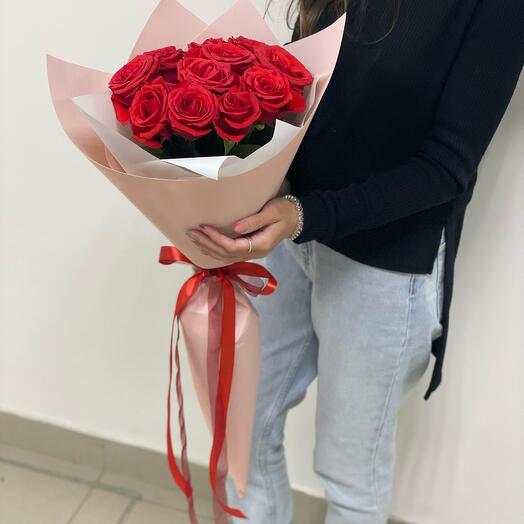 11 rosas rojas en un paquete de diseño
