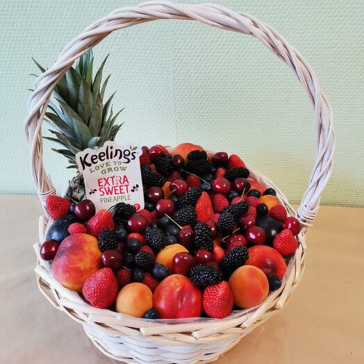 Корзина из фруктов и ягод!)