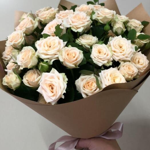 Ramo de rosas de arbusto cremoso