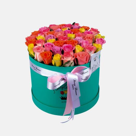 Букет из разноцветных роз в коробке тиффани M
