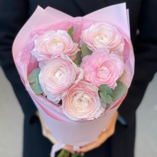 Ранункулюсы розовые с эвкалиптом в упаковке