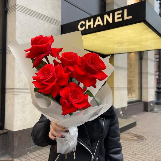 Алые розы в стильной упаковке/ Цветы/ букет от RoseMarkt