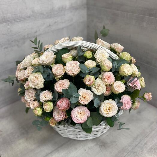 Корзина с пионовидными розами