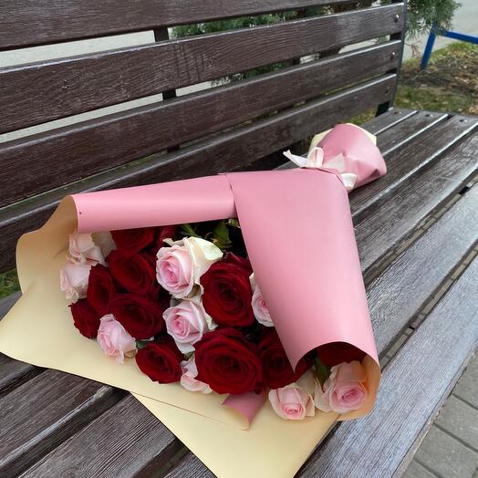 Ramo de rosas rojas y delicadas