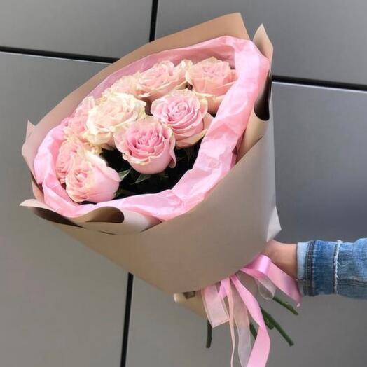Monobucket of 9 delicate roses