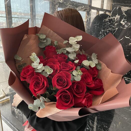 Красные розы 15 шт с эвкалиптом
