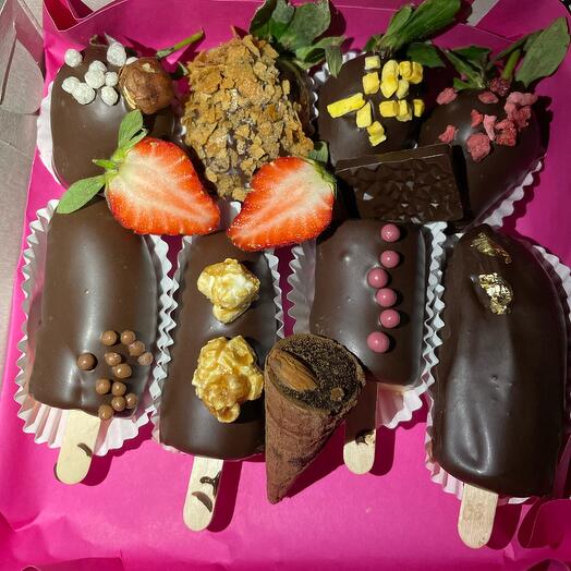 Клубника и бананы в шоколаде