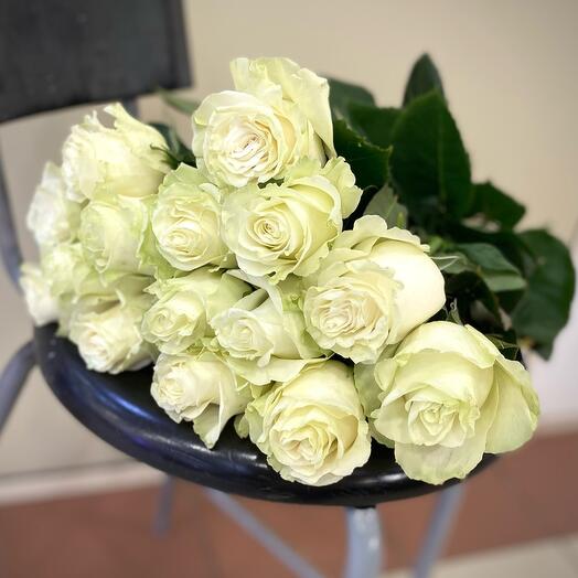 Ramo de 15 rosas altas blancas