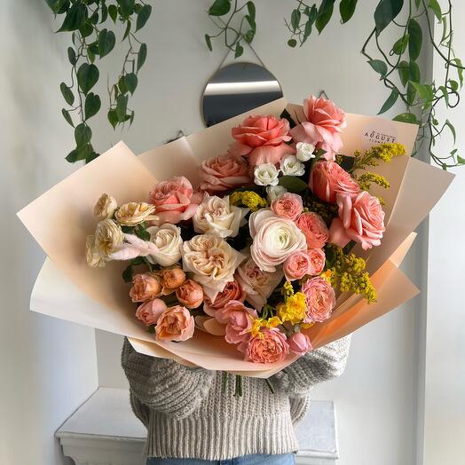 Букет «Waiting for spring» (французская роза, пионовидная роза, кустовая пион. роза, ранункулюс, солидаго)