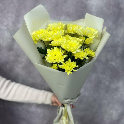 Букет-комплимент из 3 кустовых жёлтых хризантем в стильной упаковке