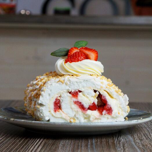 Rollo de merengue con confitería de fresa