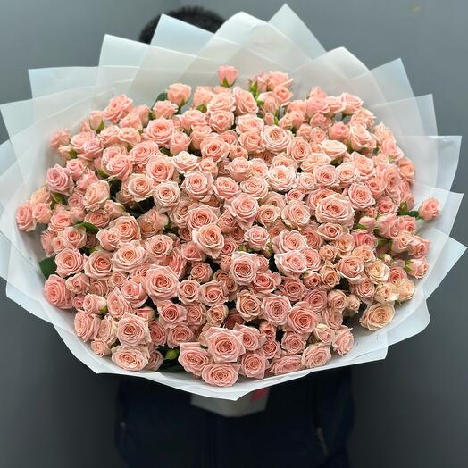 Delicado ramo de rosas arbustivas