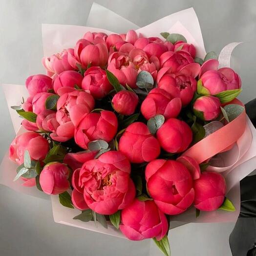 Букет из коралловых пионов