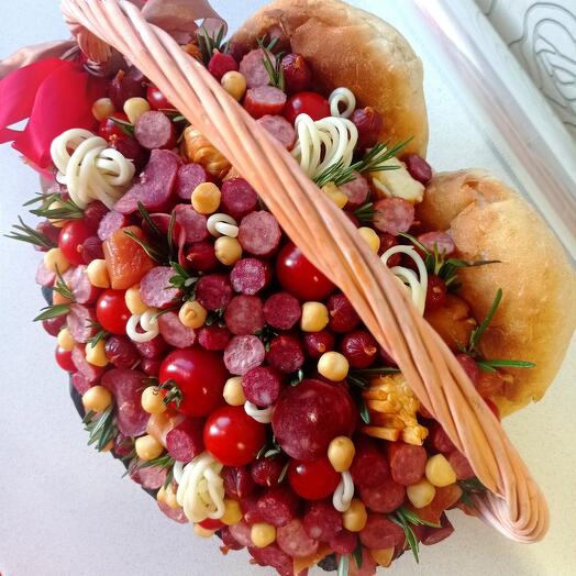 Корзина с колбасой и сыром